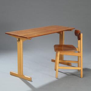 Børge Mogensen Sæt af skolebord samt stol. Stel af bøg. Sæde, ryg samt bordtop af padouk. Udført hos Munch Møbler. 2