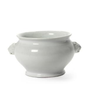 Kinesisk blanc de chine censer af porcelæn dekoreret med løvehoveder. 19. årh. H. 13 cm.