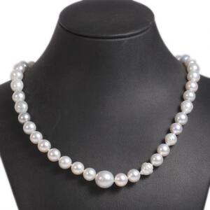 Perlehalskæde med lås af delvis satineret hvidguld prydet med brillantslebne diamanter. Perlediam. ca. 10,0 mm. Ca. 2008.