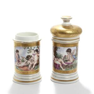 Et par italienske apotekerkrukker af porcelæn, dekoreret i farver og guld med putti i landskaber. H. ekskl. låg 22. 2