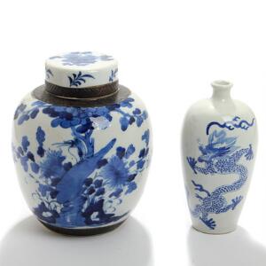 Kinesisk bojan og vase af porcelæn, dekoreret i blå med fugl i træ og drager. 19. årh. H. 25 og 22. 2