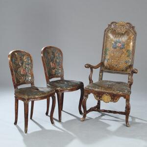 Tre stole af ådret træ med gyldenlæder betræk, dekoreret i farver, et par stole og en armstol udskåret med kronet monogram. 18. årh.s første halvdel. 3