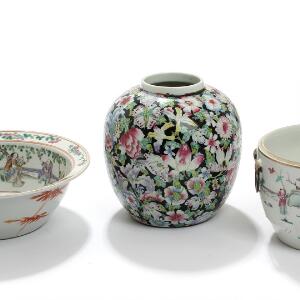 Kinesisk bojan af porcelæn, dekoreret med mille fleurs samt skål og madcontainer af porcelæn, dekoreret med figurscenerier. 19. årh. H. 9,5-22. 3