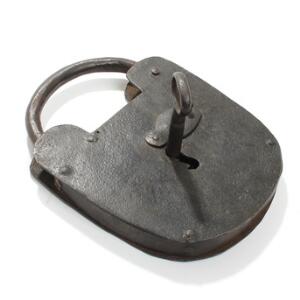Stor hængelås af jern med tilhørende nøgle. Ca. 1800. H. 26. B. 20.