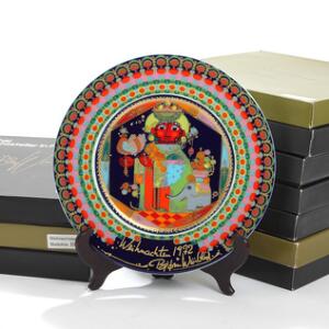Bjørn Wiinblad En samling juleplatter af porcelæn, Rosenthal, dekoreret i farver og guld. Diam. 28. 11