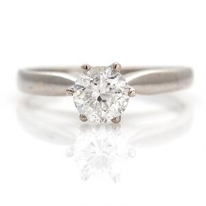 Diamantring af 18 kt. hvidguld prydet med brillantslebet diamant på ca. 0.93 ct. Farve River. Klarhed SI. Str. 53.