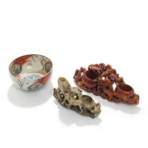 Kinesisk skål af porcelæn, dekoreret i farver, under bund signatur. 19.-20. årh. Samt to orientalske skæringer af fedtsten. 20. årh. H. 18 og 11. 3
