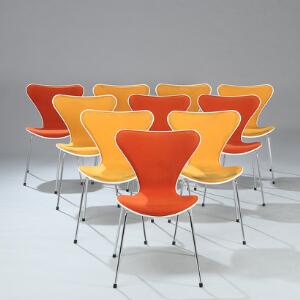 Arne Jacobsen Syveren. Et sæt på ti sidestole opsat på stel af stål. Model 3107. Udført og mærket hos Fritz Hansen. 10