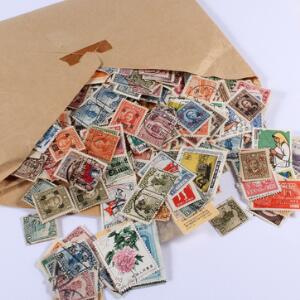Kina. Stor kuvert fyldt med ældre frimærker.