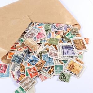 Kina. Stor kuvert fyldt med ældre frimærker.