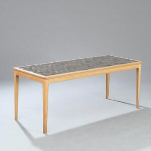 Frits Henningsen Rektangulært sofabord med profileret stel af eg. Top ilagt glaserede blåbrune kakler.