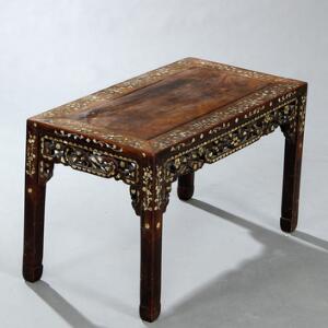 Kinesisk bord af hardwood, indlagt med perlemor. 20. årh.s første halvdel. H. 47. L. 75. D. 41.