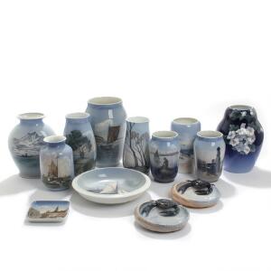 En samling vaser, askebægre og bordskål af porcelæn, BG og Kgl. P., dekorerede i underglasurfarver. Vaser H. 17-25,5. 13