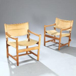 Ditte Heath Et par armstole med stel af eg. Sæde samt ryg udspændt med naturfarvet kanvas. Udført og stemplet hos FDB møbler. 2