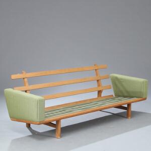 Hans J. Wegner Tre-personers sofa med stel af eg, armlæn betrukket med lys grøn uld. Udført hos Getama. L. 210.