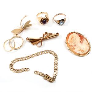 En samling smykker af 14 kt. guld, bestående af camébroche, defekt armbånd, to brocher, ametystring og to ringe. Samt ring af guld. 8