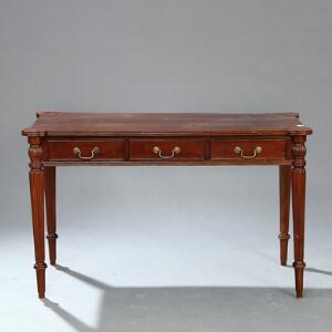 Engelsk skrivebord af mahogny, med tre skuffer i sargen samt riflede ben. William IV stil, 20. årh. H. 75. L. 125. D. 65.