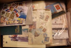 Rusland. 1994-2011. Velbesat samling i 2 flotte album  nyhedskuverter med mest postfrisk frem til 2011.