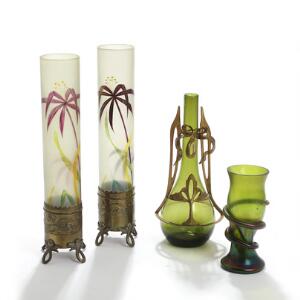 Et par Jugend stil vaser af glas med montering af messing, støbt med fisk og blomster. WMF. Samt større og mindre vase af glas. H. 16-33. 4