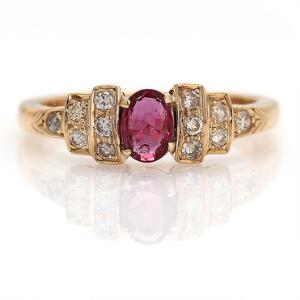Rubin- og diamantring af 18 kt. guld prydet med facetslebet rubin og brillantslebne diamanter. Str. 50,5.