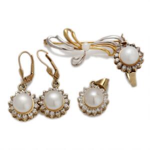 Smykkesæt af 14 kt. guld og hvidguld bestående af ring, ørestikker, vedhæng og broche hver prydet med ferskvandsperle og hvide sten. L. 4, 3,5 og 2 cm. Str. 56