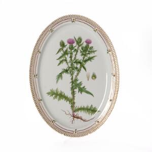 Flora Danica ovalt fad af porcelæn. 3520. Royal Copenhagen. L. 53 cm.