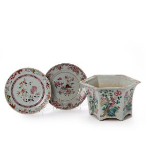 Kinesisk potteskjuler samt to famille rose tallerkener af porcelæn, dekorerede i farver med blomster og fugle. 18.-19. årh. Diam. 22-23 cm. H. 16,5 cm. 3.