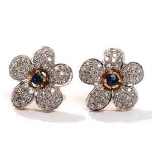 Et par safir- og diamantørestikker af 18 kt. hvid- og rødguld, prydet med facetslebne safirer, og 80 brillantslebne diamanter. Diam. 1,7. 2
