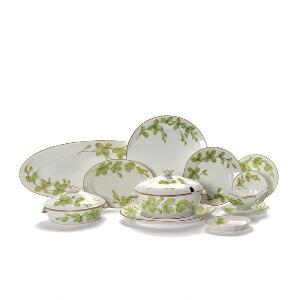 Ny Bøg middagsservice af porcelæn, dekoreret i grøn og guld. Royal Copenhagen. Erhvervet i 1912. 5719