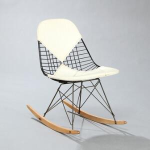 Charles Eames Bikini Chair. Sortlakeret wire-stol opsat på gyngestel af bøg. Bikini af hvid venyl. Model RKR-2. Udført hos Herman Miller.