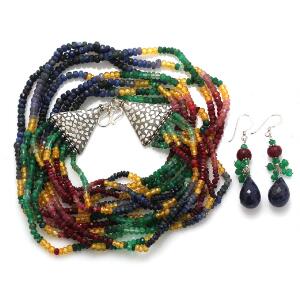 Safir-, rubin- og smaragdsmykkesæt med låse af sterling sølv bestående af syvradet halskæde og ørestikker prydet med perler af facetslebne smykkesten. 3