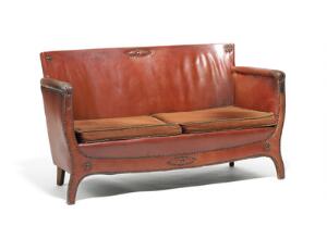 Otto Schulz To-personers sofa betrukket med cognacfarvet patineret skind, beslået med messingsøm. Udført hos Boet, Göteborg. L. 130.