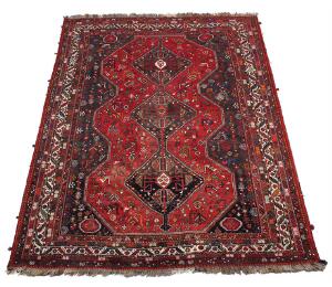Shiraz tæppe, uld på uld, prydet med tre medaljoner i gentagelsesmønster på rød bund. Persien. Ca. 1920. 313 x 231.
