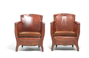 Otto Schulz Et par lænestole betrukket med cognacfarvet patineret skind, beslået med messingsøm. Udført hos Boet, Göteborg. 2