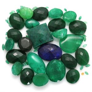 Samling uindfattede facet- og cabochonslebne smaragder på i alt ca. 204.89 ct.