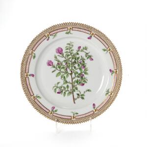 Flora Danica. Tallerken af porcelæn dekoreret i farver og guld med blomster. 3523. Royal Copenhagen. Diam. 30 cm.