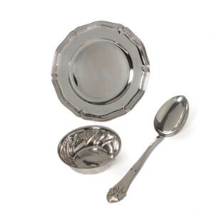 Samling sølv bestående af tallerken, skål og Lillie potageske. Danmark 20 årh. Diam. tallerken 27 cm. Vægt 700 gr. 3