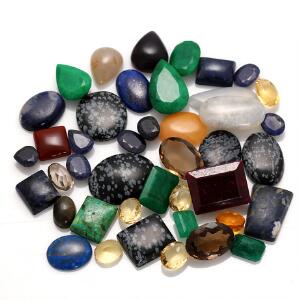 Større samling af uindfattede smykkesten i forskellige former og slibninger, bestående af bl.a. safirer, rubiner, agater, citriner og lapis lazuli. 42