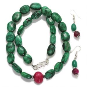 Smaragdsmykkesæt bestående af halskæde med lås af sterlingsølv og et par ørestikker, alle prydet med cabochonslebne smaragder og rubin.