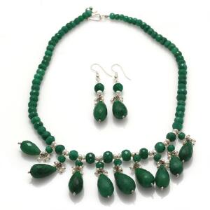 Smaragdsmykkesæt bestående af halskæde med lås af sterlingsølv og et par ørestikker, begge prydet med facetslebne smaragder og ferskvandskulturperler. 3