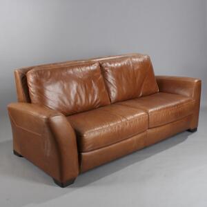 Italiensk design Love seat. Sofa med betræk af brunt skind. Produceret hos Natuzzi. L. 220.