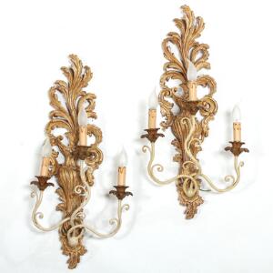 Et par italienske væglampetter af forgyldt og delvis hvidmalet træ, hver med tre svungne lysarme af hvidmalet metal. Rococoform. 20. årh. L. 77. 2