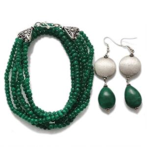 Smaragdsmykkesæt bestående af treradet halskæde og ørestikker, alle prydet med cabochonslebne smaragder. Perlediam. ca. 3-5 mm. 3