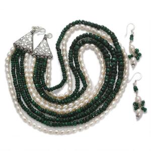 Smaragdsmykkesæt bestående af femradet halskæde og ørestikker prydet med perler af facetslebne smaragder og ferskvands kultur perler. L. ca. 46 cm. 3