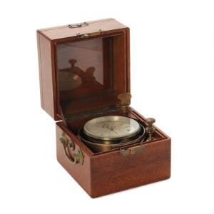 Engelsk marine kronometer. Sign. Hewitt  Son, makers to the Admirality London No. 1842. 19. årh. Diam. 10 cm.