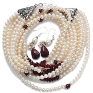Perlesmykkesæt bestående af femradet halskæde prydet med ferskvandskulturperler og perler af rubin, og et par ørestikker af sterlingsølv, prydet med perler.