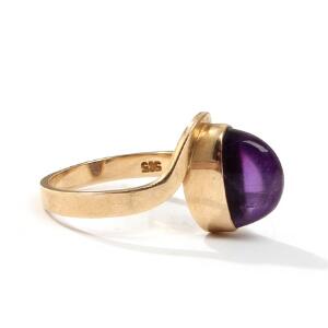 Ametystring af 14 kt. guld, prydet med cabochonsleben ametyst. Vægt 4 gr. Ringstr. 55,5.