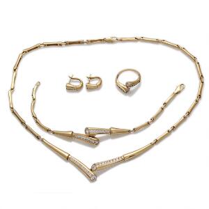 Smykkesæt af 14 kt. guld bestående af halskæde, armbånd, ring og ørestikker prydet med talrige hvide sten. Vægt 50 gr. 5