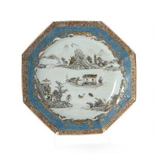 Kinesisk ottesidet tallerken af porcelæn, dekoreret i sepia, blå og guld  med fornemt par i båd. Yongzheng 1723-1735. Diam. 21 cm.