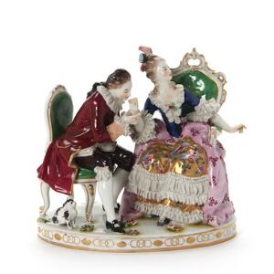 Figurgruppe af porcelæn, dekoreret i farver og guld i form af kavaler og dame. Capodimonte 19. årh. H. 19 cm.